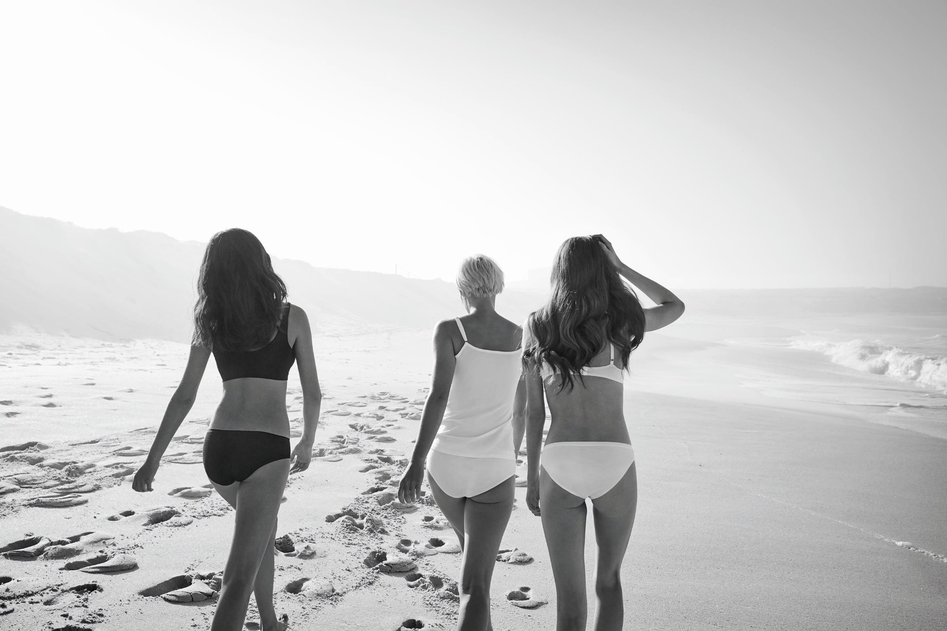 Vrouwen in ondergoed op het strand